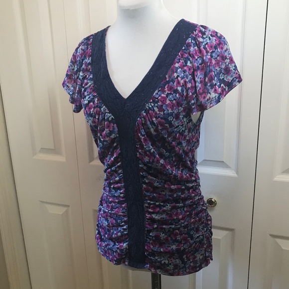 Elle Purple Floral Center Ruched V-Neck Flirty Top - Picture 3 of 6